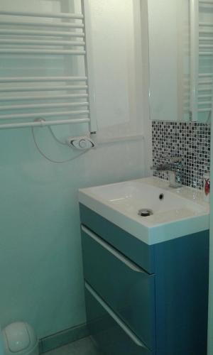 une salle de bain avec un lavabo et un miroir dans l'établissement SCI les THERMES 17, à Rochefort