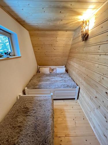 a bedroom in a tiny house at Chata pod zeleným stromom in Pribylina