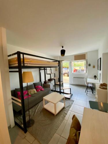 un salon avec un lit superposé et un canapé dans l'établissement Studio proche Côte des Basques, à Biarritz