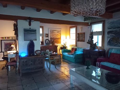 a living room with a couch and a table at Bed & Breakfast Orizzonte in Castello di Brussa