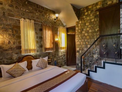 Cama o camas de una habitación en Jim & Holmes Resort & Luxury Residences in Jim Corbett National Park
