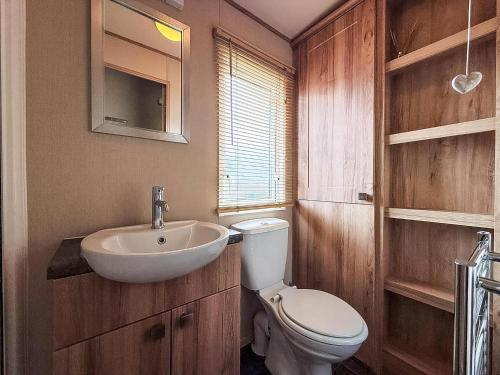 Ένα μπάνιο στο Beautiful Caravan With Decking At Hoburne Devon Bay, Ref 54058F