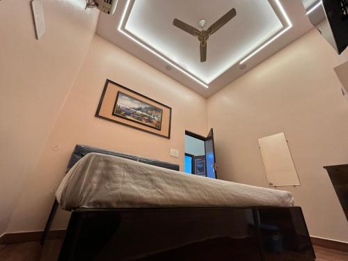 a room with a ceiling fan and a bed at Cozy Villa in Amritsar