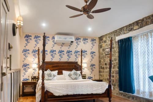 Cama o camas de una habitación en Jim & Holmes Resort & Luxury Residences in Jim Corbett National Park
