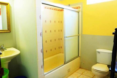 伯利兹城See Belize TRANQUIL SeaView Studio with Balcony, Pool, Deck Kitchenette 2nd FL的带淋浴、马桶和水槽的浴室