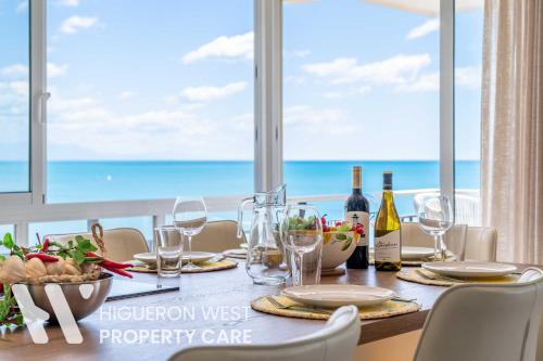 Casa Niza - 3-Bedroom Beachfront Apartment, Carvajal Beach, Fuengirola