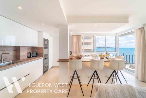 Casa Niza - 3-Bedroom Beachfront Apartment, Carvajal Beach, Fuengirola