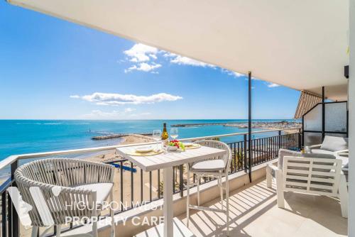 Casa Niza - 3-Bedroom Beachfront Apartment, Carvajal Beach, Fuengirola