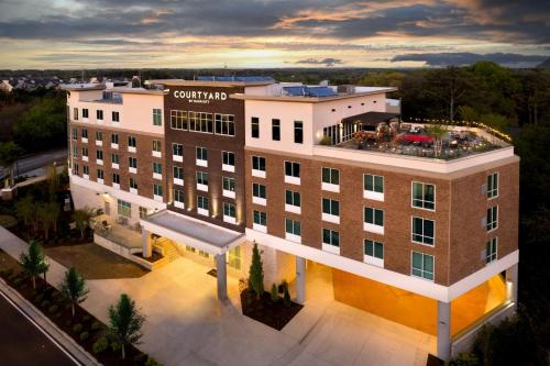 an overhead view of a hotel with a building at Courtyard by Marriott Atlanta Dunwoody in Atlanta