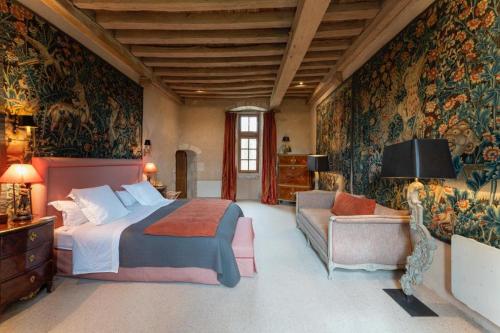 une chambre avec un grand lit et un canapé dans l'établissement 5-star castle, à Yermenonville