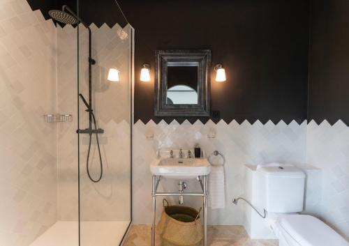 une salle de bain avec une douche, un lavabo et des toilettes dans l'établissement 5-star castle, à Yermenonville