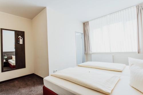 Кровать или кровати в номере Hotel Bloemfontein