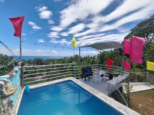 Bazén v ubytování Island samal overlooking view house with swimming pools nebo v jeho okolí