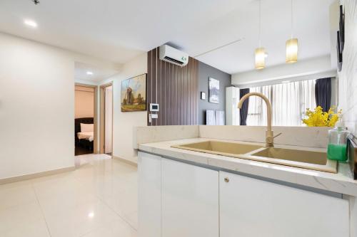 een keuken met een spoelbak en een aanrechtblad bij Dear You, Apartment! Saigon - Rivergate Building in Ho Chi Minh-stad