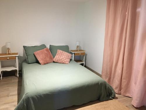 une chambre avec un lit avec deux oreillers dessus dans l'établissement Chez Mirella, à Tartonne