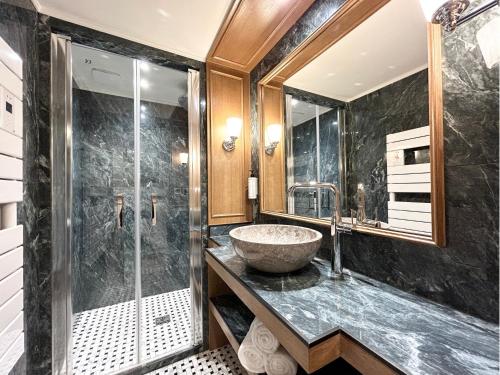 une salle de bain avec un lavabo et une douche dans l'établissement Merveil - Signature Suite - Tour Eiffel - Bourgogne, à Paris