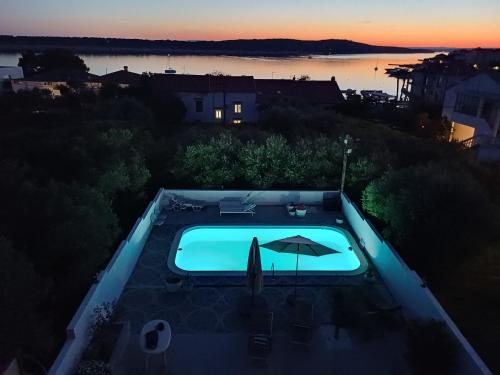 Gallery image of Casa Surya - Apartments with sea view and swimming pool in Barbat na Rabu