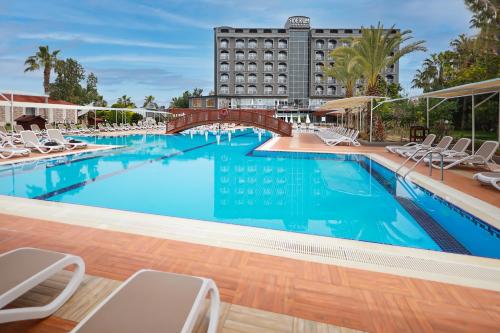 Bazén v ubytování Side Kum Hotel nebo v jeho okolí