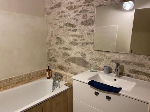 une salle de bain avec un lavabo blanc et une baignoire dans l'établissement Ancienne maison de pêcheur, à L'Ile d'Yeu