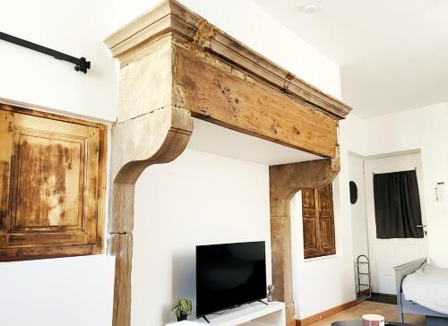TV a/nebo společenská místnost v ubytování Studio Chic au Style Rétro Moderne