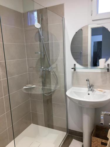 une salle de bain avec douche et lavabo dans l'établissement Chez Mirella, à Tartonne