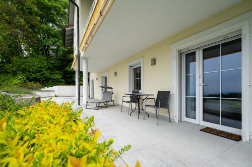 a patio with a table and chairs on a house at Waldoase in Neuzeug
