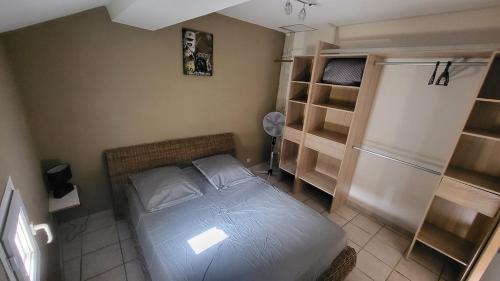 une petite chambre avec un lit dans une pièce dans l'établissement Charmante maison de village, à Saint-Paul-les-Fonts