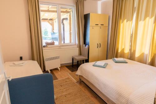 Postel nebo postele na pokoji v ubytování Kostenets Hills