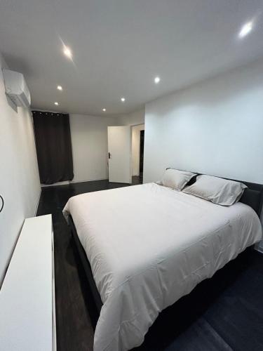 - une chambre avec un grand lit blanc dans l'établissement Provençal and modern house, à Grasse