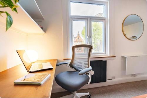 Ruang duduk di Stylish and Spacious Peckham Flat