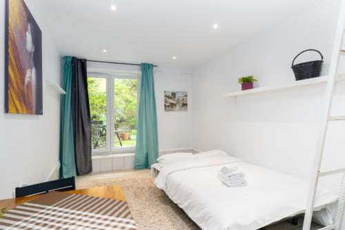 Park Krakowski Homely Studio with Garden by BookingHost