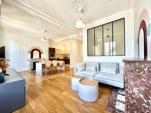 a living room with a couch and a table at Le Bastille, 6 pers, 300 m gare, Climatisation in Grenoble