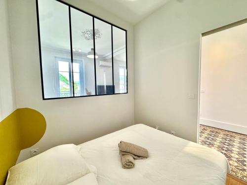 a bedroom with a bed with a towel on it at Le Bastille, 6 pers, 300 m gare, Climatisation in Grenoble