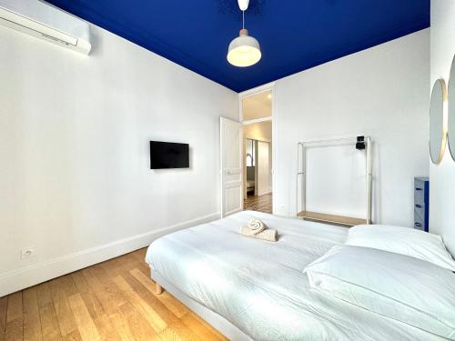 a bedroom with a bed with a blue ceiling at Le Bastille, 6 pers, 300 m gare, Climatisation in Grenoble