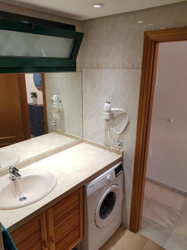 Peaceful 1BR Getaway - Walk to Beach and Train