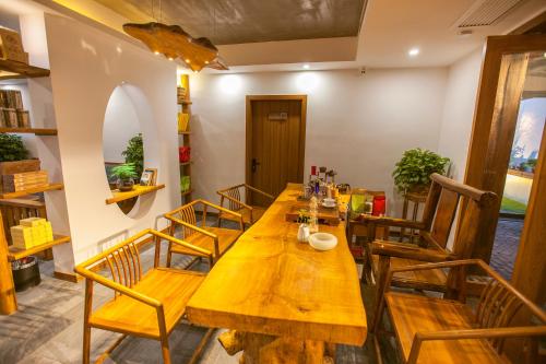 Χώρος καθιστικού στο Linshan Xiaozhu Guesthouse, FREE airport pick up, near Tianmen Mount
