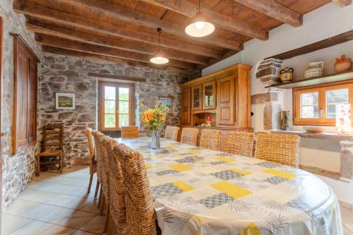 une salle à manger avec une table et des chaises dans l'établissement Gite Etxaluzenea, à Saint-Étienne-de-Baïgorry