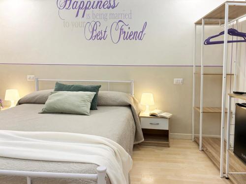 Holihome Le Orchidee في سان بنيديتّو ديل ترونتو: غرفة نوم بسرير وعلامة على الحائط