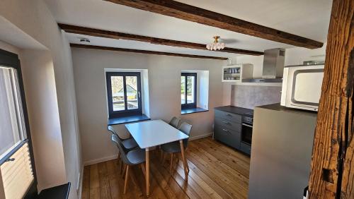 a small kitchen with a table and a tv at Friedrichs Kleines Haus in Bannewitz