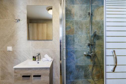 Koupelna v ubytování Anatoli Peak Cottage