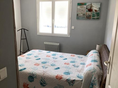 une chambre avec un lit avec une couette dessus dans l'établissement Détente et soleil, à Lapalme