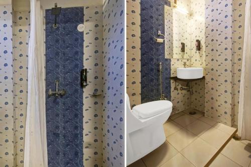 a bathroom with a toilet and a sink and a shower at Super Townhouse OAK HOTEL Heritage Heights in Jaipur