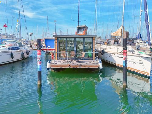 a boat is docked in a marina with other boats at Hausboot - Kleine Auszeit in Heiligenhafen