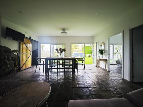 a dining room with a table and chairs at Villa Rural Nuestro Rincón in Sanlúcar de Barrameda