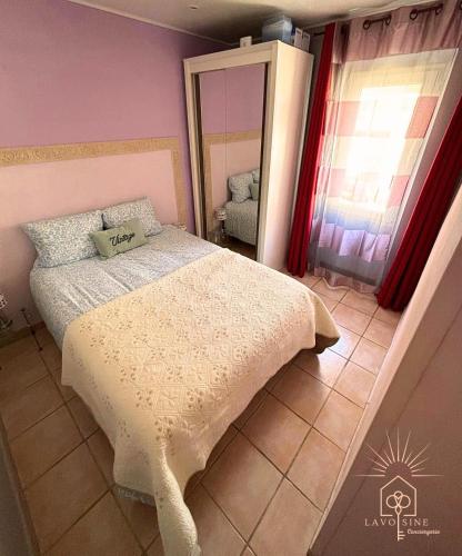 une chambre avec un lit et un grand miroir dans l'établissement Les pieds dans l'eau, à Saint-Cyr-sur-Mer