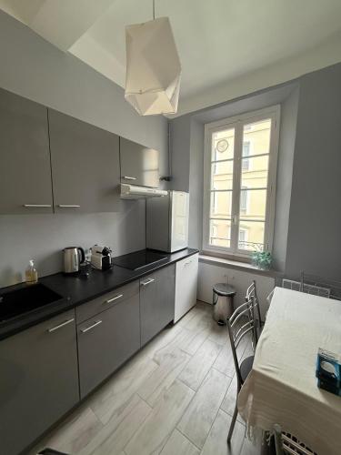 Foch 1 - Luminous apartment in city center w balcony
