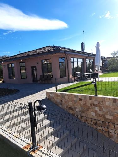 Foto dalla galleria di Слънчевите Къщи-село Китка a Kitka