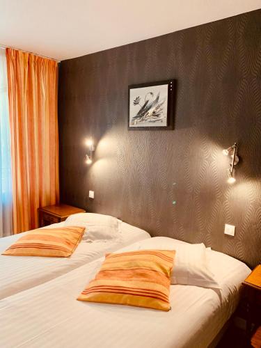 Cette chambre comprend 2 lits et une photo murale. dans l'établissement Hotel Restaurant Les Pins logis, à Haguenau