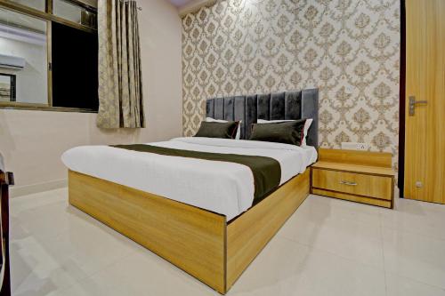 a bedroom with a large bed in a room at Hotel O Hari Krishna Palace in Amer