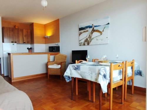une cuisine et une salle à manger avec une table dans une pièce dans l'établissement T2 face mer avec parking à deux pas de la plage et des commerces -4GAL502, à Saint Cyprien Plage